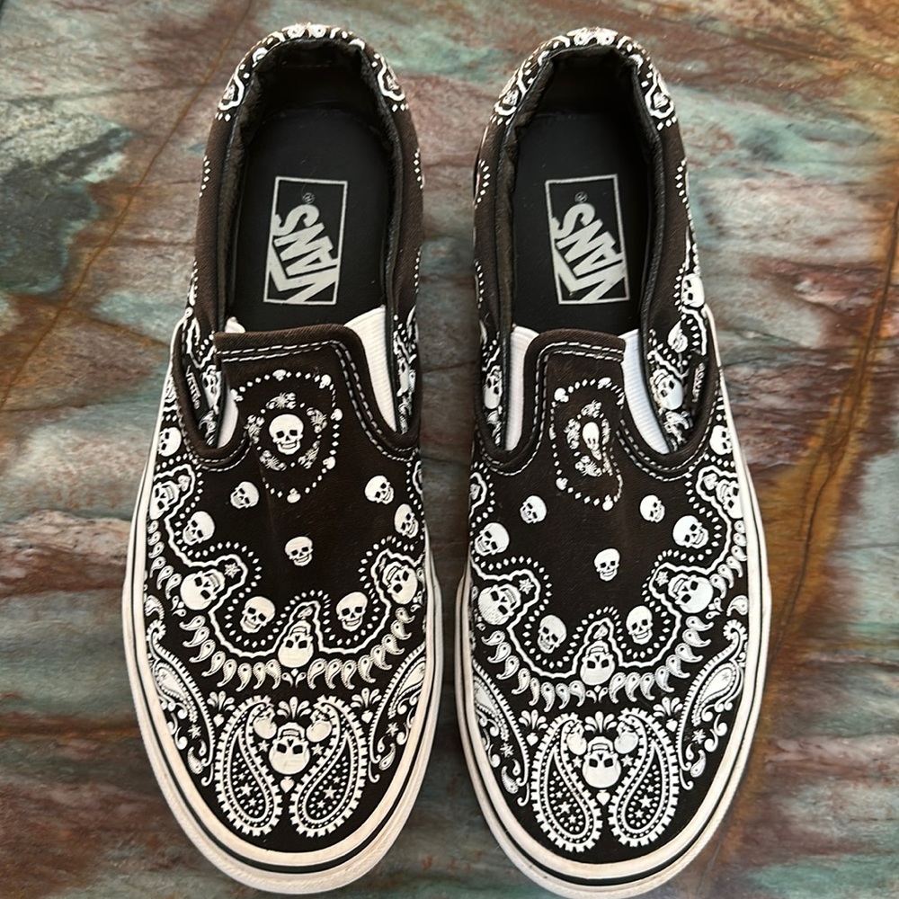 Vans Shoes - Black Flash Skulls Classic. W 9.5. M 8. Pristine condition!